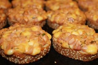 Горячие бутерброды в духовке. Очень вкусные и сочные.