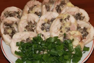 Куриный рулет с грибами и сыром, очень вкусный! Простой рецепт!