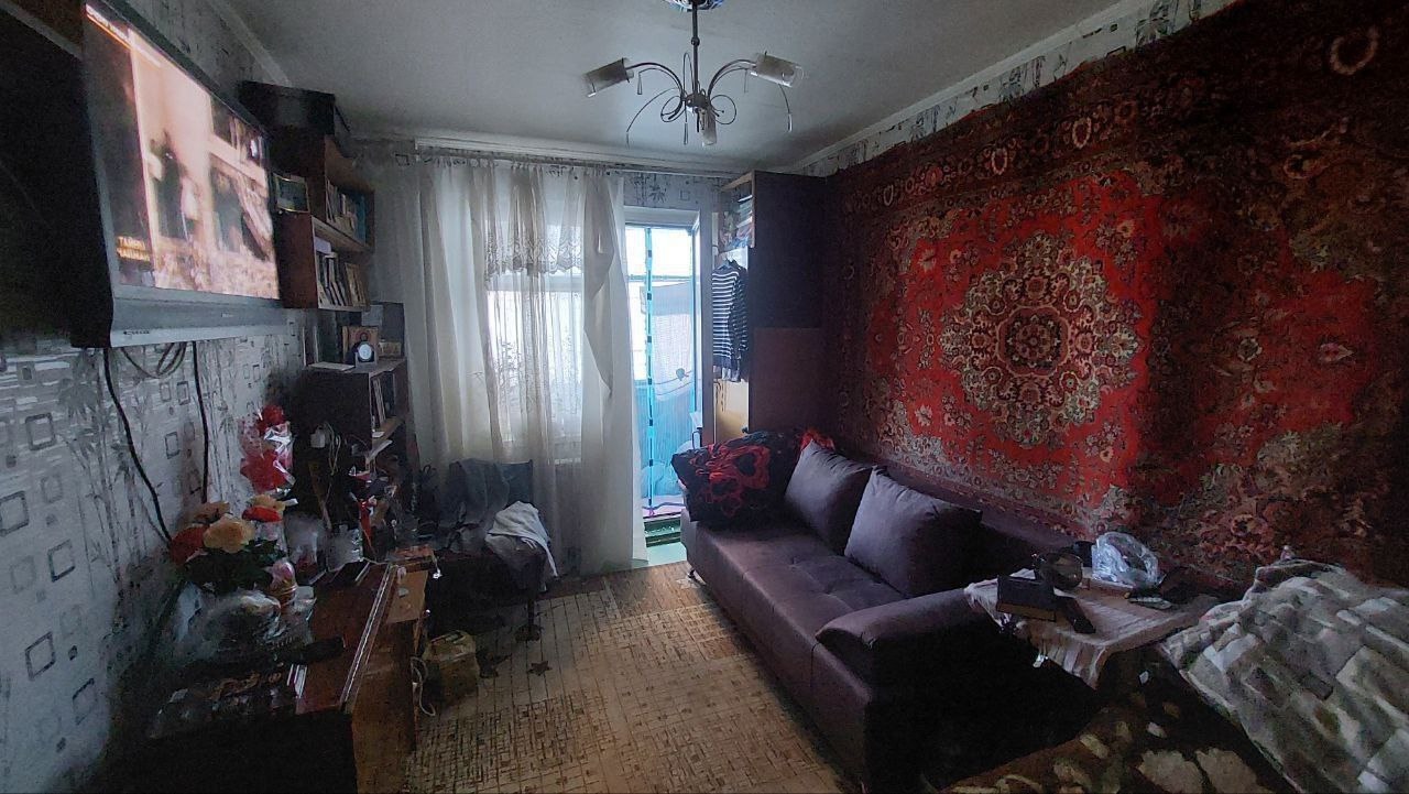 Продам 3х комнатную квартиру на кв . 50 лет Октября. Г. Луганск, Жовтневый район. 4/9 эт Общая площадь 73 м². Жилое состояние. Отопление центральное. Лоджия, балкон застеклены. Окна деревянные, в зале м/п. Сан узел раздельный. Отличное расположение - Рядом школа, садик, с/м, магазины, парк, остановка обществе...