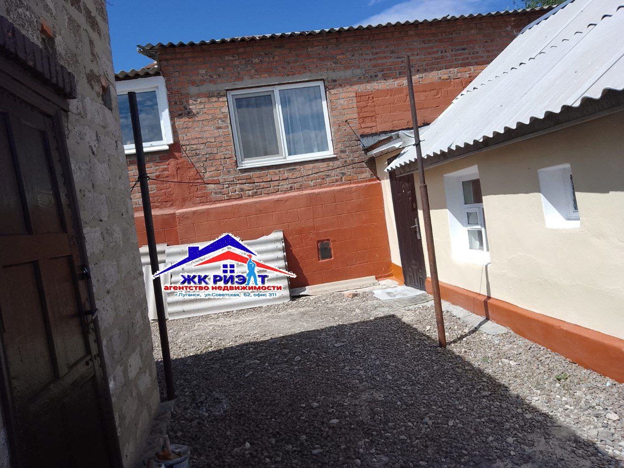 Продам 2 смежных участка с домостроениями в г. Луганске (Верхний Камброд). ✅Первый участок размером 5 соток ПРИВАТИЗИРОВАН. 🔺 На участке находится жилой дом площадью 50 м2. В доме - 2 комнаты, коридор, примыкающая пристройка, где расположена кухня и санузел. Летняя терраса. Дом мергельный облицован кирпичом. ...