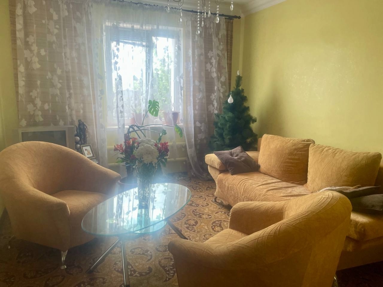 АЛЧЕВСК 🏡 ПРОДАЕТСЯ КОМФОРТАБЕЛЬНЫЙ ДОМ(74 кв. м.) С УЧАСТКОМ 📍 ул. Мичурина ✔ 3 комнаты + мансарда ✔ Современные коммуникации: ✔Автономное отопление ( одноконтурный котел) ✔Газовая колонка ✔Пластиковые трубы, металлопластиковые окна ✔Собственная скважина с чистой водой ✔Санузел с кафельной отделкой ✔Просторн...