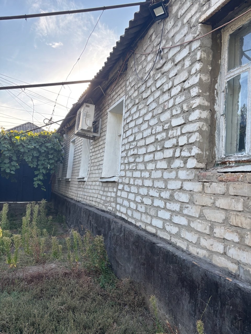 СДАЕТСЯ Дом р-н угла ул. Артема, пер. Речной Общ. пл. 48 кв.м, кухня 6 кв.м, 4 комнаты, 2 изолированные. Газовый котел, форсунка, с/у в доме. Необходимая мебель и техника. Цена 15 000 руб./мес. + коммунальные платежи. Оплата за первый и последний месяцы + услуги АН (единоразово). Агент: Ирина: +7(959)103-25-8...