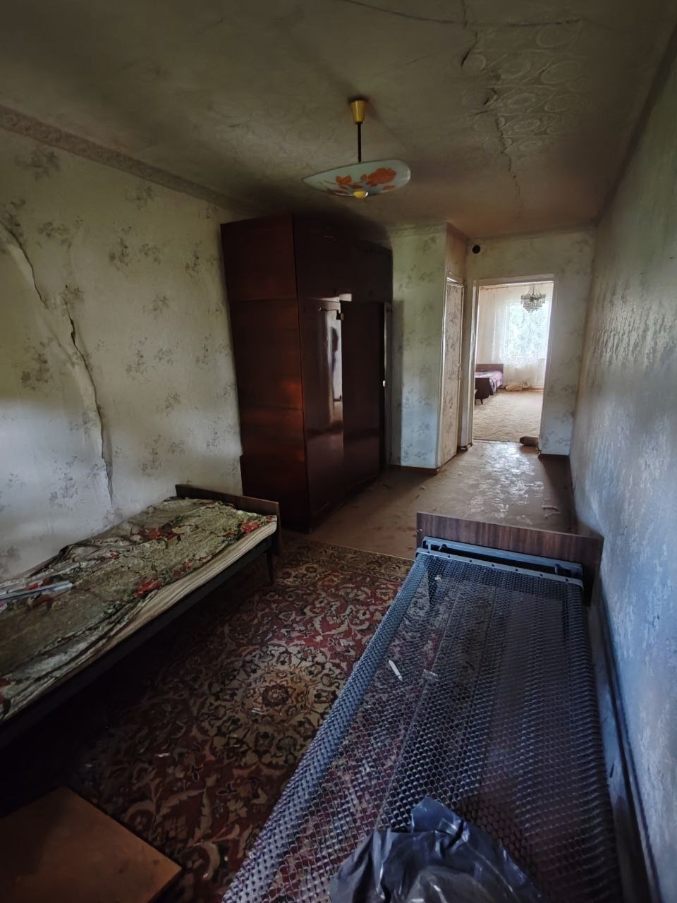 🗝️Продаётся 2-х комнатная квартира🗝,на 3 этаже 4х- этажного дома г. Стаханов, ул. Хруничева д. 15, Цена 1млн100 т.р. 🔵Квартира под ремонт.!! 🔵Пластиковые окна( Частично). 🔵Хорошее месторасположение ( остановка Ромашка) (Школы,магазины, все в шаговой доступности). Пакет документов готов к продаже. По всем вопр...