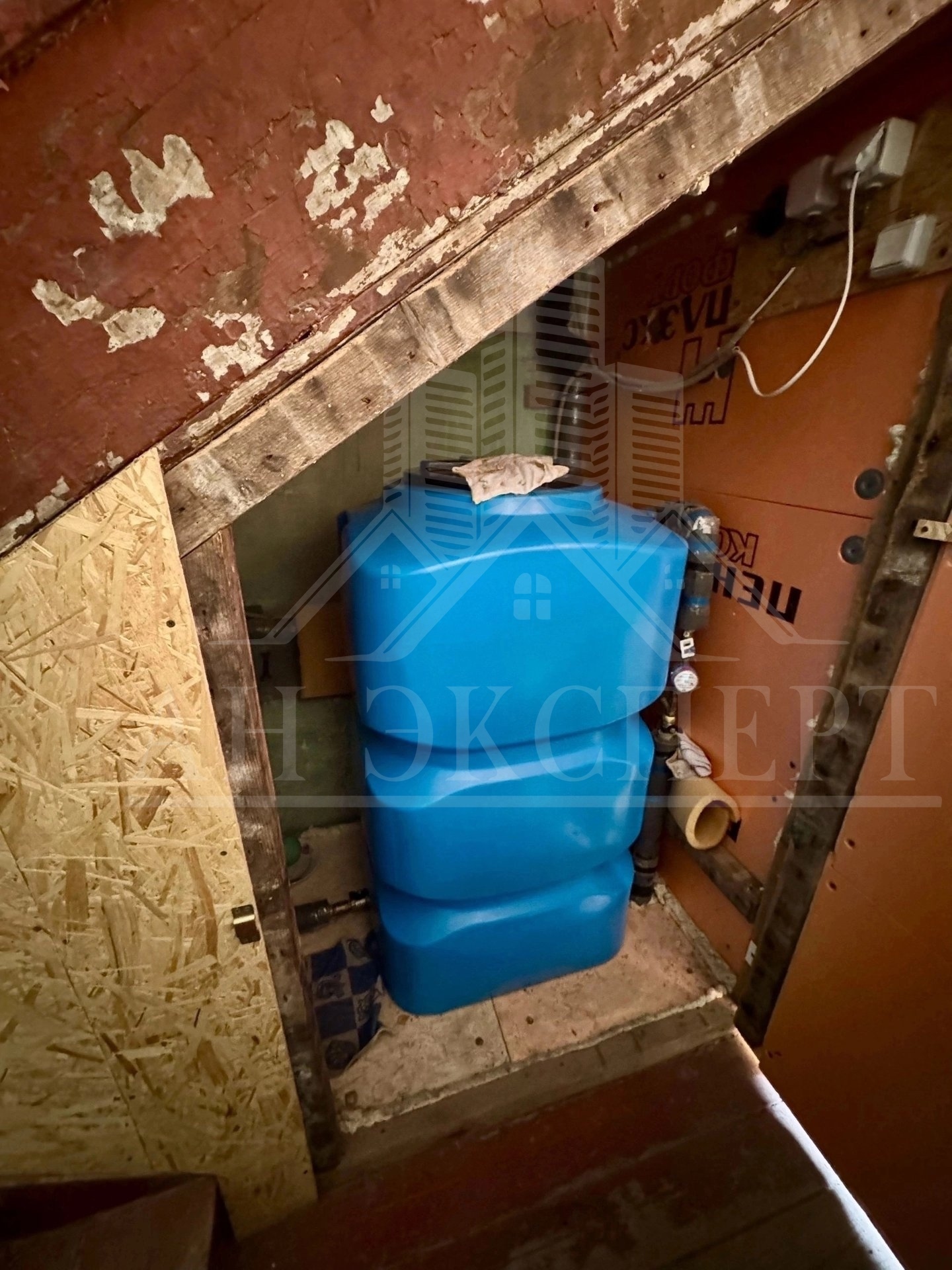 Продам 2-комнатную квартиру с двумя гаражами 📍 Адрес: г. Стаханов ул. Сажевая, д. 29 Этаж: 2/2. Крыша перекрыта, дом сухой и тёплый. Документы полностью готовы к сделке. Описание квартиры: Наружное утепление. Насосная станция и газовая колонка — всегда горячая вода. Индивидуальное отопление (одноконтурный кот...