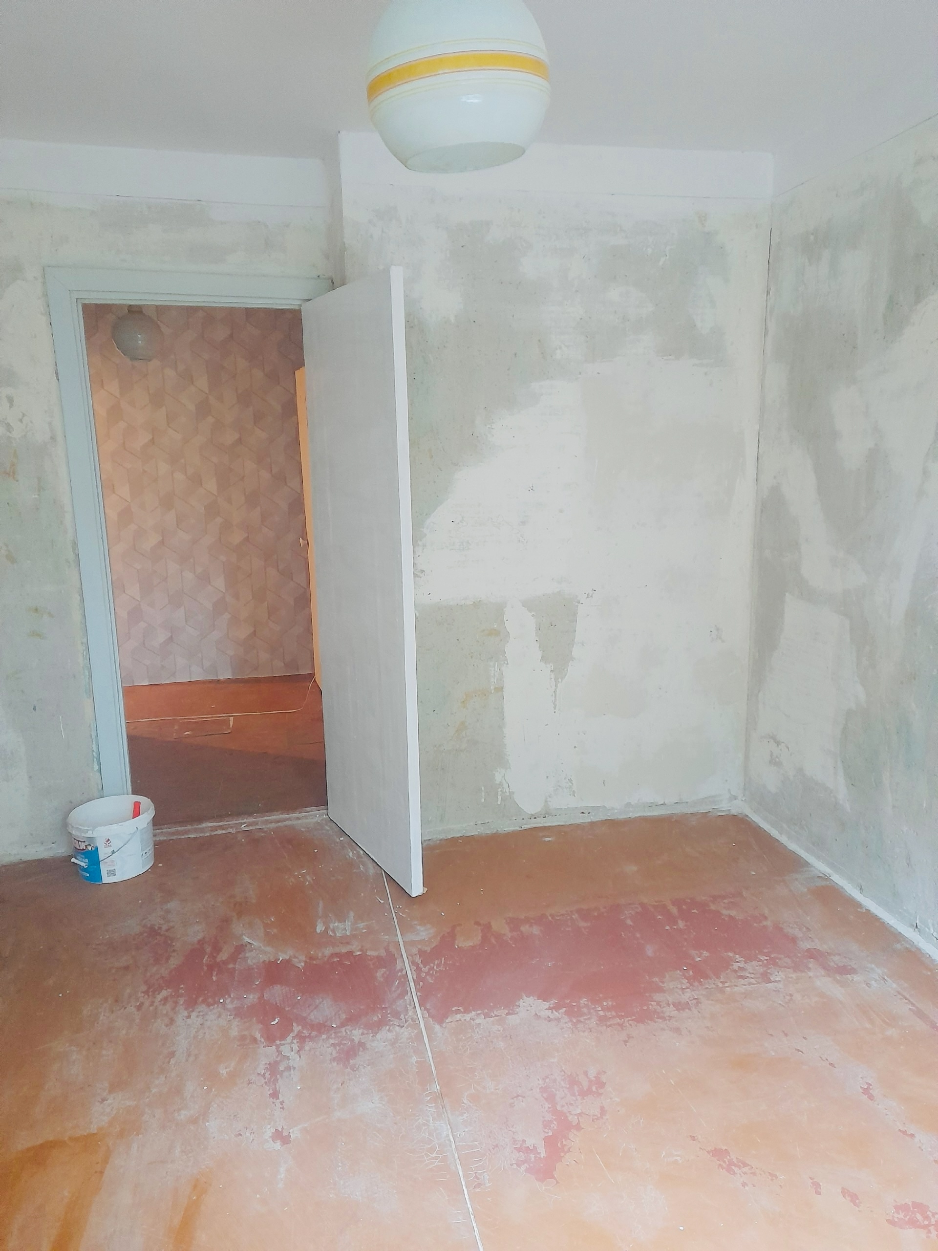 Объект 1022 🏠 Продаётся тёплая 3-к.кв. 72м² (5/5 эт.) в ЦЕНТРЕ Перевальска! 📍 Ул. Ленина 💰 2 100 000 руб. ✅ Готово к въезду! Легкий косметический ремонт: ✔ Обои в зале, кухне (9м²), коридоре ✔ Новый кухонный гарнитур ✔ Две спальни — обустраивайте под себя! ✨ Обновлено в 2025: 🪟 Пластиковые окна (везде!) 🔧 Нов...