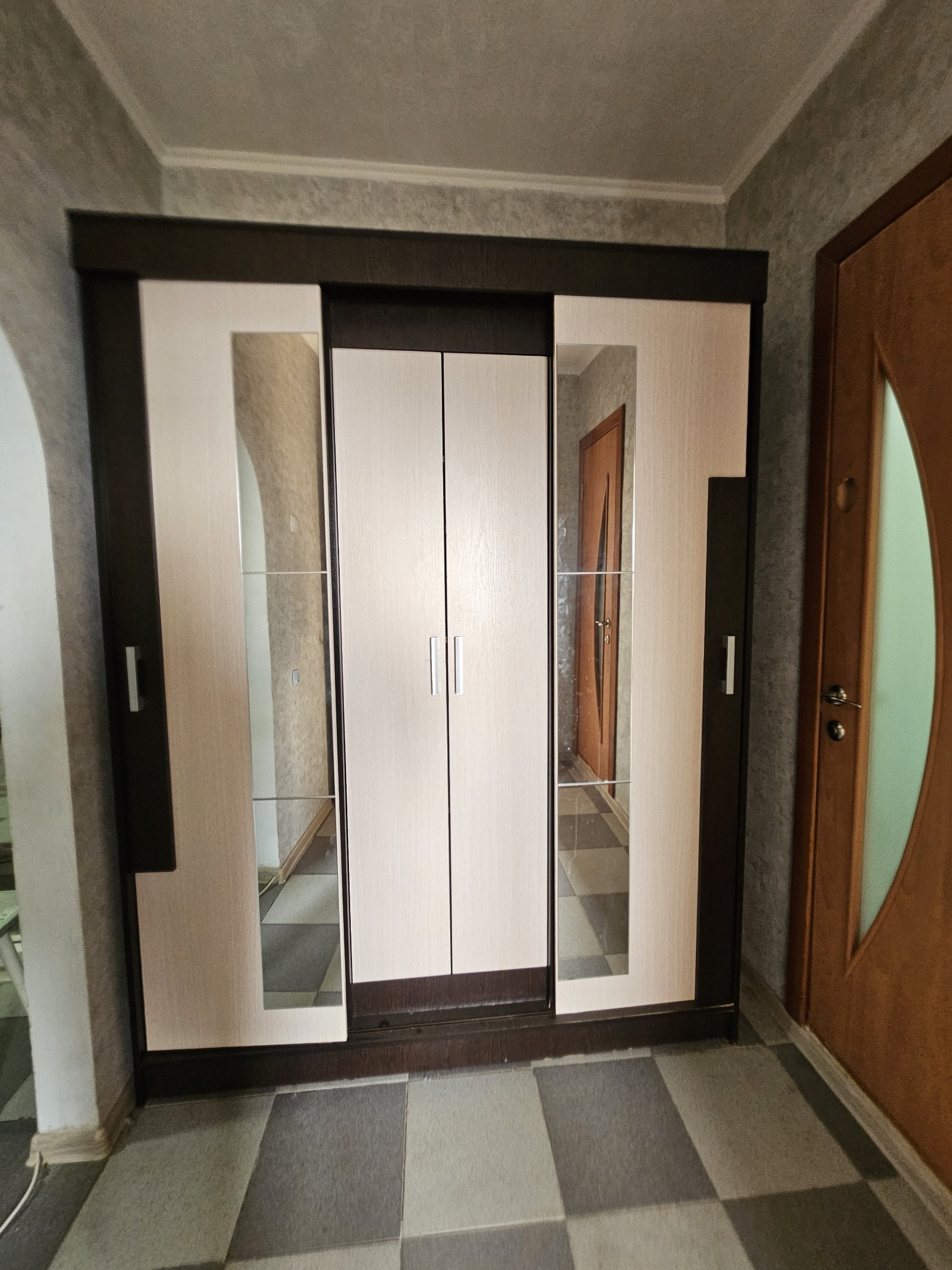Продаётся 2-комнатная квартира 51.2 м² с современным ремонтом в Артёмовском районе, кв. Ольховский Общая площадь: 51.2 м² Ремонт: Хороший ремонт. Мебель и техника не остаются, что позволит обставить квартиру по своему вкусу. Окна: Металлопластиковые. Хороший, ухоженный балкон. Этаж: 6/9 🔹 Тихий и спокойный дв...
